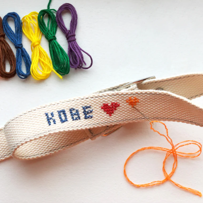 Cinta de tecido bordada com linhas coloridas em fundo branco