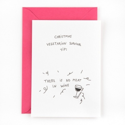 Cartão branco com texto manuscrito e desenho de copo de vinho, envelope rosa ao fundo