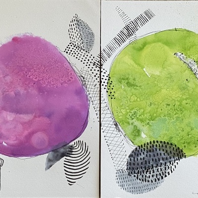 Dois quadros artísticos com círculos coloridos, rosa e verde, com elementos florais pretos e brancos estilizados em fundo branco.