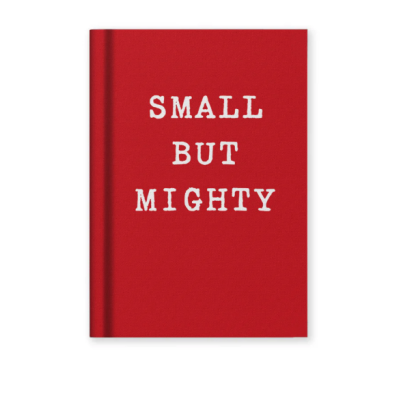 Caderno vermelho com texto branco SMALL BUT MIGHTY