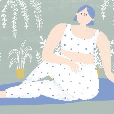 Ilustração de mulher com roupa branca e bolinhas azuis a fazer yoga