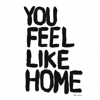 Cartaz branco com texto preto 'YOU FEEL LIKE HOME' em quatro linhas.