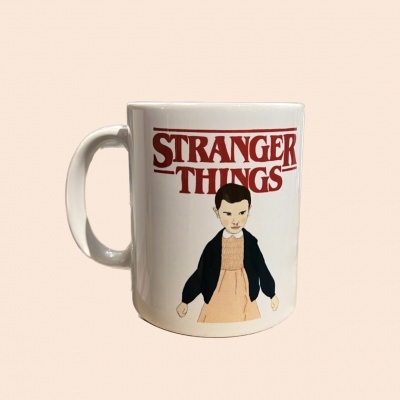 Caneca branca com ilustração e texto Stranger Things