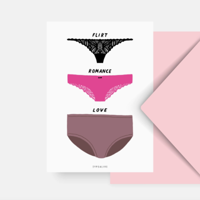 Três ilustrações de cuecas femininas com palavras 'FLIRT', 'ROMANCE' e 'LOVE', sobre cartão branco e envelope rosa