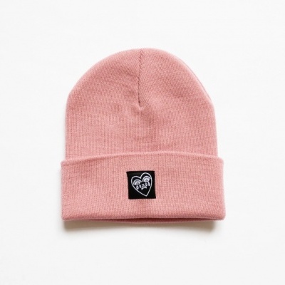 Gorro de malha cor-de-rosa com etiqueta preta e símbolo de corações.