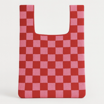 Saco tecido rosa e vermelho com padrão de xadrez