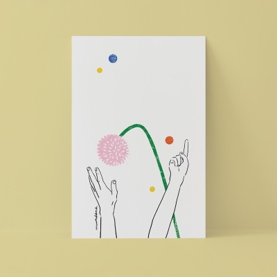 Cartão branco com desenho minimalista de mãos e flor cor-de-rosa