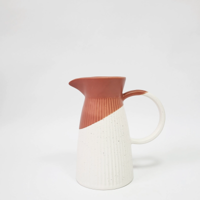 Jarro bicolor de cerâmica com bico e pega