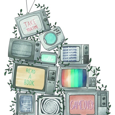 Pilha de televisões antigas com vários textos nos ecrãs e ramos verdes ao redor.