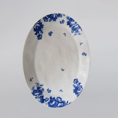 Prato oval branco com padrão floral azul