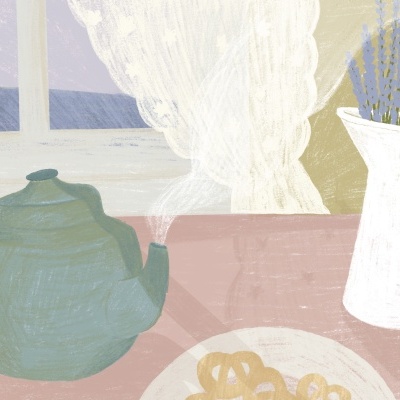 Bule verde, prato com biscoitos, jarro branco com flores lilases numa mesa rosa junto a uma janela