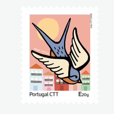 Selo postal português com ilustração de pássaro azul e branco e casas coloridas