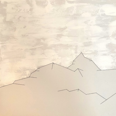 Obra de arte minimalista com formas geométricas e fundo cinza claro texturizado