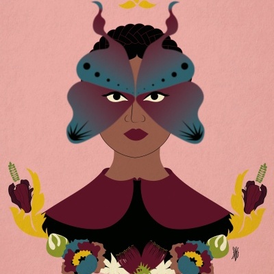 Mulher com máscara de asas de borboleta azul e flores coloridas, fundo rosa