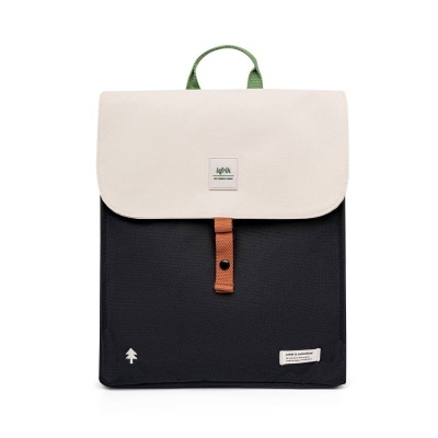 mochila quadrada branca e preta com alça verde e fecho em couro castanho