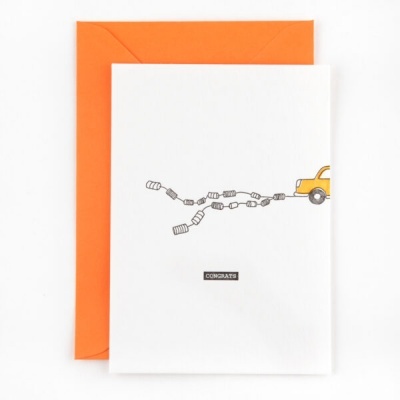 Cartão branco com envelope laranja e desenhos de carro amarelo e latas pretas, com palavra CONGRATS