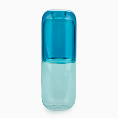 Garrafa de plástico azul com tampa translúcida e corpo fosco