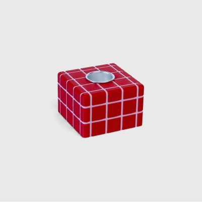 Suporte para vela quadrado vermelho com padrão branco e buraco metálico no centro