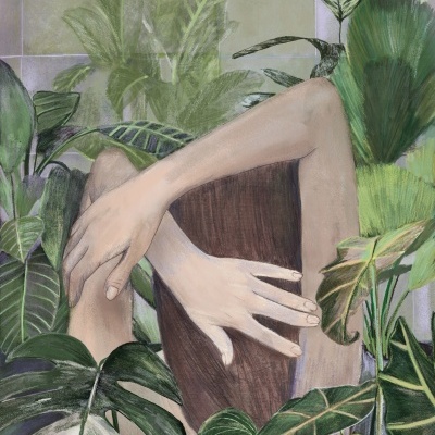 Pintura de braços humanos entre folhas verdes tropicais