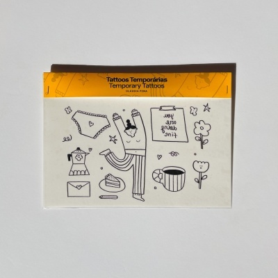 Pacote de tatuagens temporárias com desenhos a preto sobre fundo branco