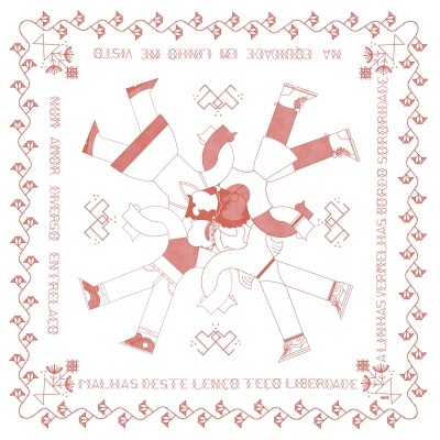 Lenço decorativo em rosa com figuras humanas e texto bordado