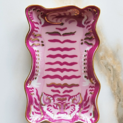 Tabuleiro decorativo rosa com padrão de tigre e detalhes dourados