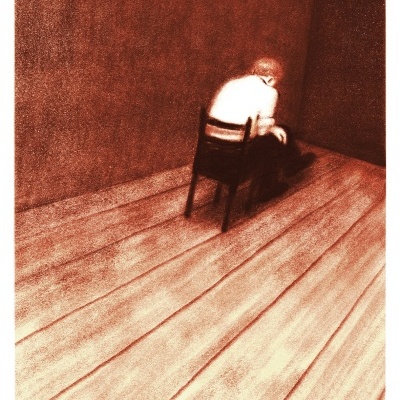 Pessoa sentada de costas numa cadeira numa sala com chão e paredes em tons castanho e sépia.