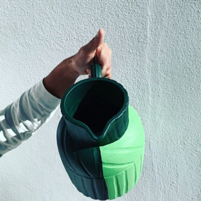 Jarro de cerâmica verde escuro e claro com padrões geométricos