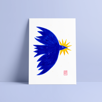Ilustração de uma ave azul com detalhes amarelos num papel branco sobre uma superfície azul claro.