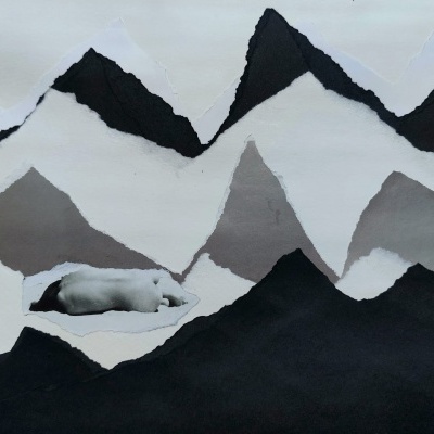 Montanha feita de recortes de papel em preto, branco e cinza com gato de papel cinza
