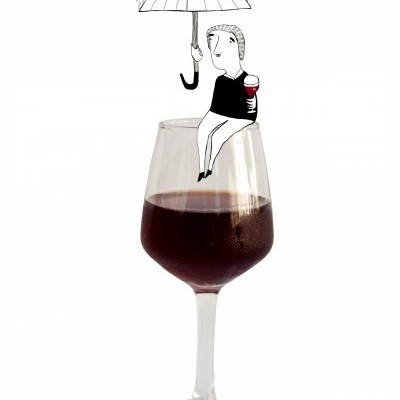 Copo de vinho tinto com desenho de pessoa segurando um guarda-chuva e uma taça de vinho