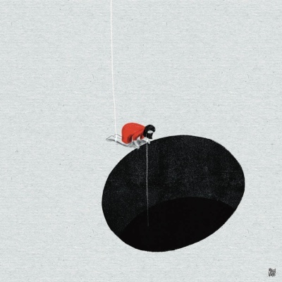 Pessoa pendurada por corda junto a um buraco preto no chão em fundo cinzento