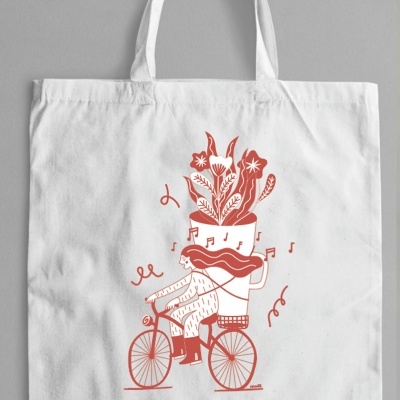 Saco de pano branco com ilustração terracota de pessoa em bicicleta com plantas e texto
