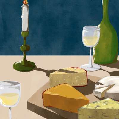 Mesa com queijo, vinho branco, garrafa verde, castiçal e vela acesa