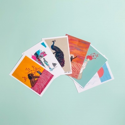 Cartões artísticos coloridos com diversas ilustrações sobre fundo azul claro