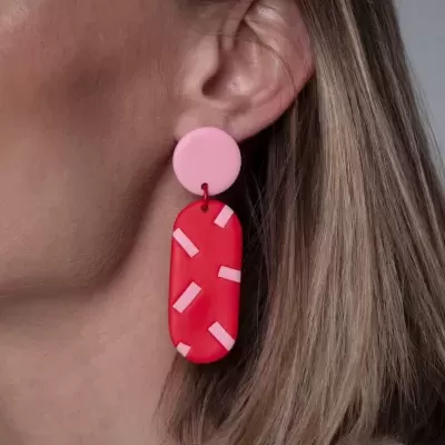 Brinco pendente rosa e vermelho com riscas rosa