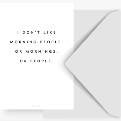 Cartão branco com texto em preto e envelope cinza claro aberto