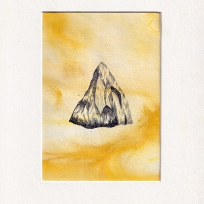 Desenho a tinta de montanha sobre fundo amarelo abstrato em papel com borda branca