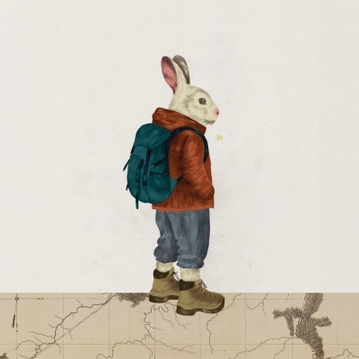 Ilustração de coelho com roupa e mochila sobre um fundo branco e mapa antigo