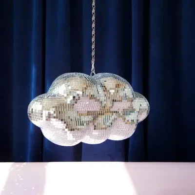 Luminária pendente em forma de nuvem com espelhos pequenos