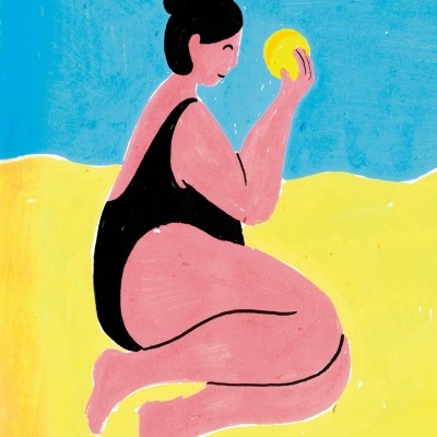 Ilustração de mulher com maiô preto segurando bola amarela na areia.