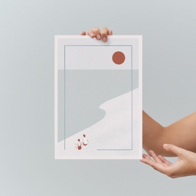 Cartaz minimalista com formas abstratas e círculo vermelho, segurado por duas mãos