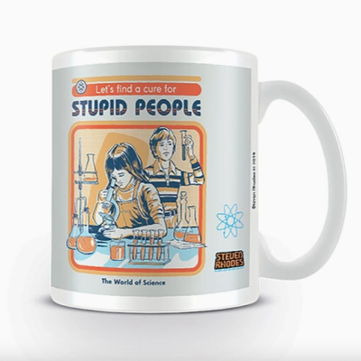 Caneca branca com ilustração de crianças fazendo experiências e texto em inglês.