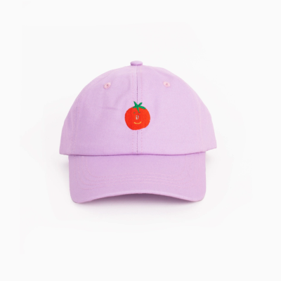 Boné lilás com bordado de tomate sorridente vermelho