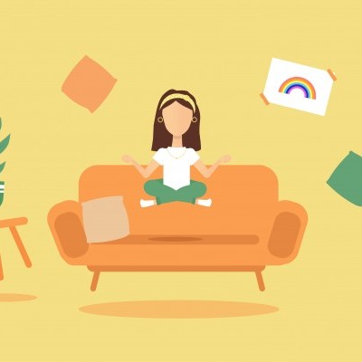 Menina a meditar num sofá laranja com almofadas e planta ao lado