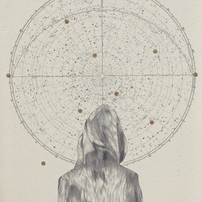 Pessoa com capuz cinzento em frente a mapa estelar circular sobre fundo bege