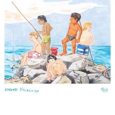 Crianças em fato de banho pescando e sentadas em rochas junto ao mar