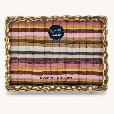 tabuleiro retangular dourado com riscas coloridas e texto Doing GOODS
