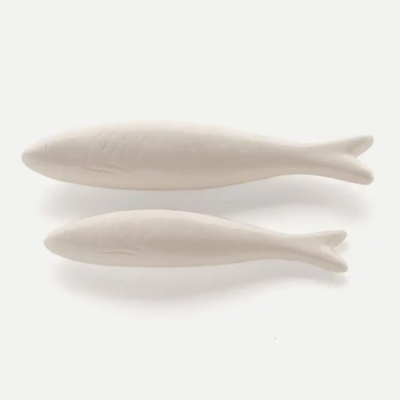 Dois objetos decorativos em forma de peixe cor bege sobre fundo branco