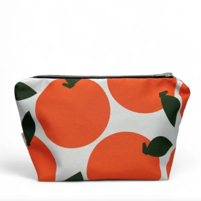 Necessaire branca com padrão de laranjas e folhas verdes